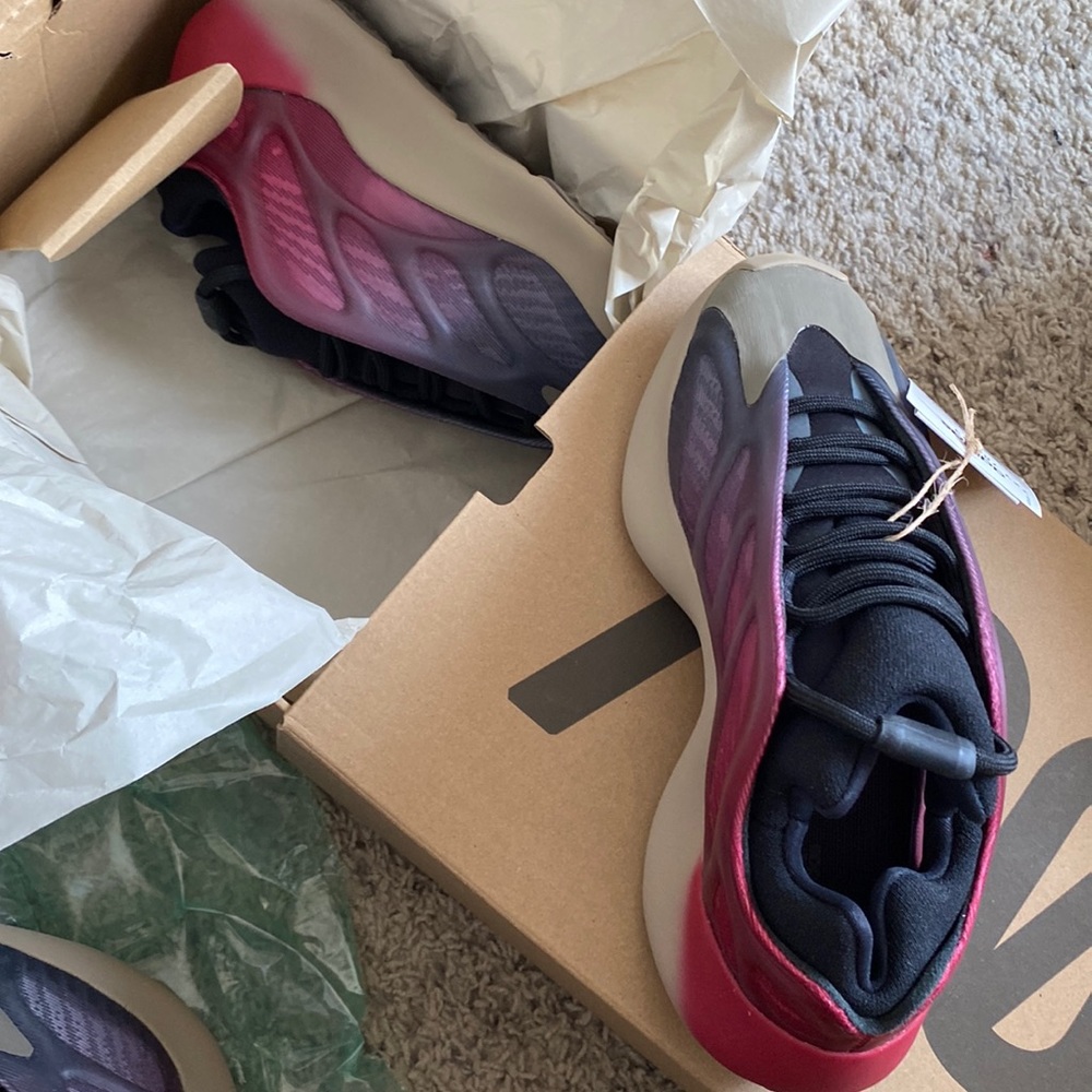 Yeezy 700 fade carbon NWT, authentic pink purple color